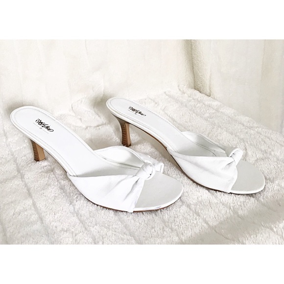 Mossimo Supply Co. Shoes - MOSSIMO Sz 9 “Forget Me Knot” White Leather Slide